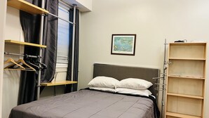 1 slaapkamer, een bureau, een strijkplank/strijkijzer, wifi