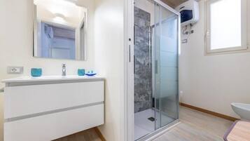 Bruser, hårtørrer, bidet, håndklæder