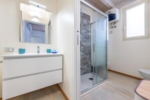 Dusj, hårføner, bidé og håndklær