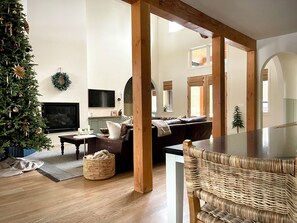 Téléviseur connecté, foyer, jeux vidéo, table de baby-foot