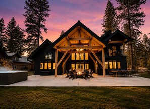 Outdoor dining - Experience Magical Holidays in Suncadia! 7BR Luxury Lodge w/ Hot Tub + Game Room (Cle Elum)