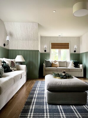 تلفزيون ذكي، مدفأة، ألعاب فيديو، كرة قدم الطاولة