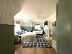 7 عدّة غرف نوم ومكتب ومكواة/لوح كي وسرير سفر