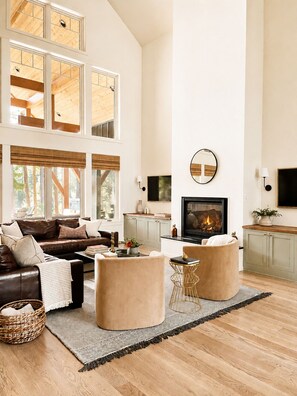 Smart TV, fireplace, video games, table football - Experience Magical Holidays in Suncadia! 7BR Luxury Lodge w/ Hot Tub + Game Room (Cle Elum)