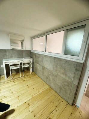 تجهيزات عازلة للصوت ومكواة/لوح كي وواي فاي مجانًا