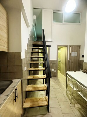 تجهيزات عازلة للصوت ومكواة/لوح كي وواي فاي مجانًا