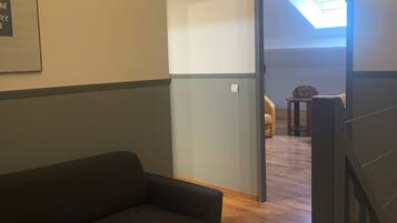 2 kamar tidur, kedap suara, setrika/meja setrika, dan Wi-Fi gratis