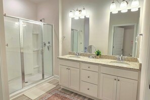 SĂšche-cheveux, serviettes fournies, savon, papier toilette