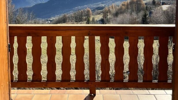A balcony with a wooden railing overlooking a mountainous landscape with snow-capped peaks. - LA COCHETTE - JARRIER (JARRIER)