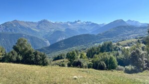 A mountainous landscape with clear skies. - LA COCHETTE - JARRIER (JARRIER)