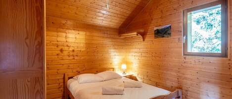 1 slaapkamer, een strijkplank/strijkijzer, reisbedje, gratis wifi