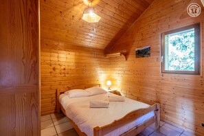 1 chambre, fer et planche à repasser, lit de bébé portatif