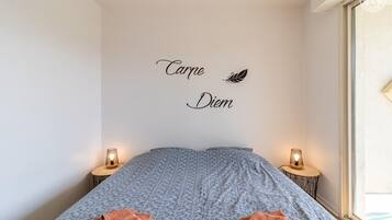 1 slaapkamer, een strijkplank/strijkijzer, reisbedje, beddengoed