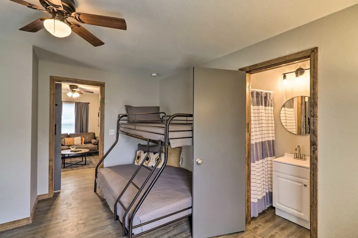 2 makuuhuonetta, silitysrauta/-lauta, Wi-Fi, vuodevaatteet