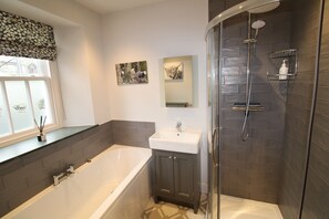 Shower, towels - Cosy Cottage, Ambleside -  a cottage that sleeps 4 guests  in 2 bedrooms (Ambleside)