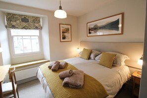 2 bedrooms, iron/ironing board, free WiFi, bed sheets - Cosy Cottage, Ambleside -  a cottage that sleeps 4 guests  in 2 bedrooms (Ambleside)