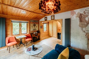 TV - Blissful Corner Lodge Great Ayton Yorkshire - sleeps 2 guests  with breakfast included (Great Ayton)