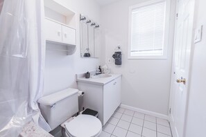 حوض استحمام بنظام ضخ المياه، مجففات شعر، مناشف، صابون