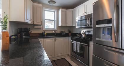 Roomy Boston 5BD-3BA-Pool Table-Free Parking