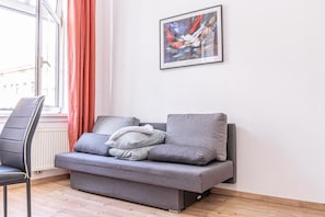 Living area - Chic Central Room, Up to 4P, 15 Min to Prater (Vienna)