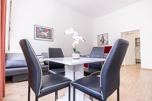 Dining - Chic Central Room, Up to 4P, 15 Min to Prater (Vienna)