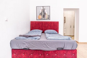 1 bedroom, bed sheets - Chic Central Room, Up to 4P, 15 Min to Prater (Vienna)