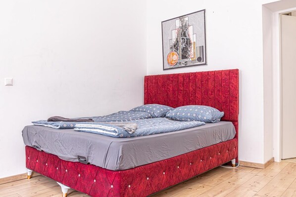 1 bedroom, bed sheets