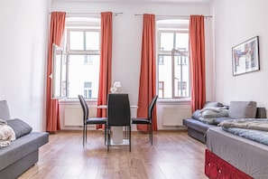 Living area - Chic Central Room, Up to 4P, 15 Min to Prater (Vienna)
