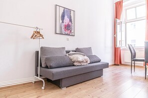 Living area - Chic Central Room, Up to 4P, 15 Min to Prater (Vienna)