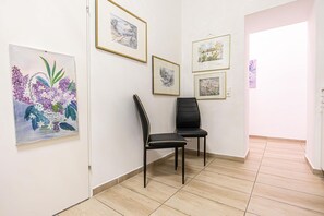 Interior - Cozy Central Room, Only 15-Min Walk to Prater (Vienna)