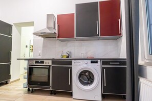 Fridge, oven, stovetop, coffee/tea maker - Lovely Room @2nd Vienna, Only 10-Min to Augarten (Vienna)
