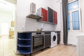 Kjøleskap, ovn, kokeplater og kaffetrakter/tekoker