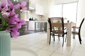 Fridge, oven, dishwasher, cookware/dishes/utensils