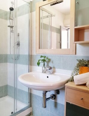Dusche, Haartrockner, Bidet, Handtücher
