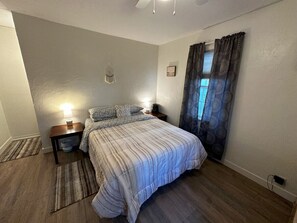 2 Schlafzimmer, Schreibtisch, Bügeleisen/Bügelbrett, Reisekinderbett