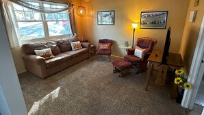 Smart TV - Pet Friendly 2BR Home w/ fenced backyard (Billings)