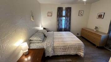 2 dormitorios, escritorio, tabla de planchar con plancha y cuna de viaje