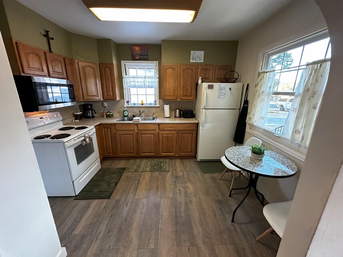 Refrigerador, microondas, horno y cafetera y tetera 