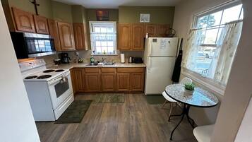 Kühlschrank, Mikrowelle, Ofen, Wasserkocher mit Kaffee-/Teezubehör