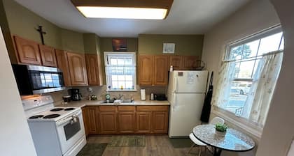 Barb’s Cozy Home with Office and Covered Parking!