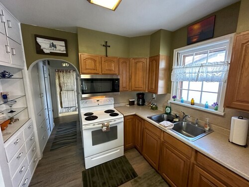 Barb’s Cozy Home with Office and Covered Parking!