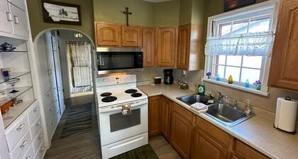 Barb’s Cozy Home with Office and Covered Parking!