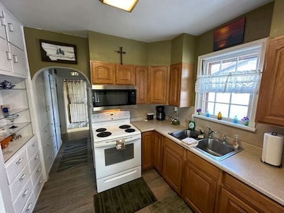 Barb’s Cozy Home with Office and Covered Parking!