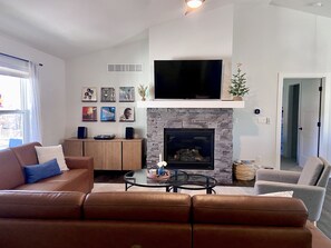 Smart TV, fireplace, foosball, books - Dog-Friendly Slice of Heaven by Lake Geneva & Como (Lake Geneva)