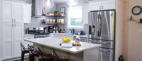 Jääkaappi, mikroaaltouuni, uuni, liesi