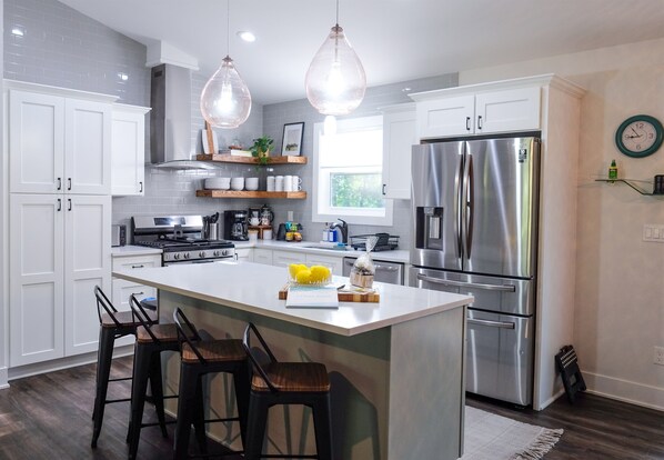 Fridge, microwave, oven, stovetop - Dog-Friendly Slice of Heaven by Lake Geneva & Como (Lake Geneva)