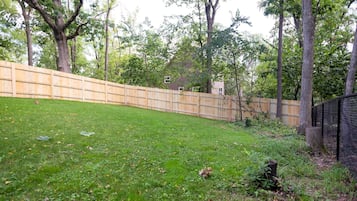 4 habitaciones, escritorio y tabla de planchar con plancha