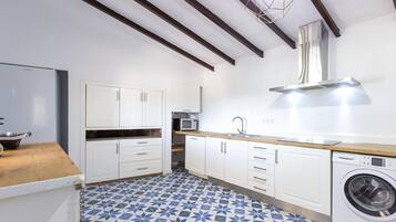 Jääkaappi, uuni, liesi, astianpesukone