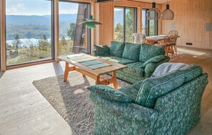 Smart TV, fireplace - Nice home in Edland with sauna (Edland)