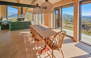 Smart TV, fireplace - Nice home in Edland with sauna (Edland)